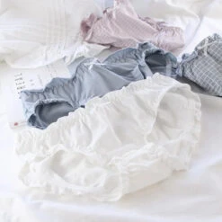 Kawaii Ruffle Edge Cotton Panties – Breathable Seamless Mid-Waist Lingerie