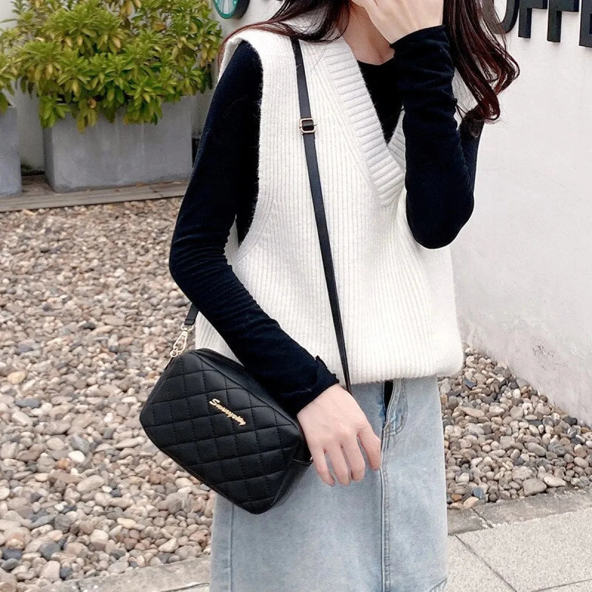 Trendy Small Tassel Messenger Bag - Image 2